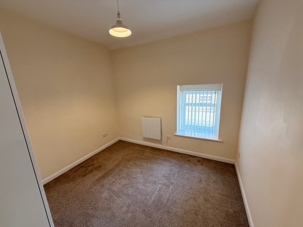 Lot: 194 - VACANT FREEHOLD TOWNHOUSE WITH PARKING - Bedroom 1 with window to rear